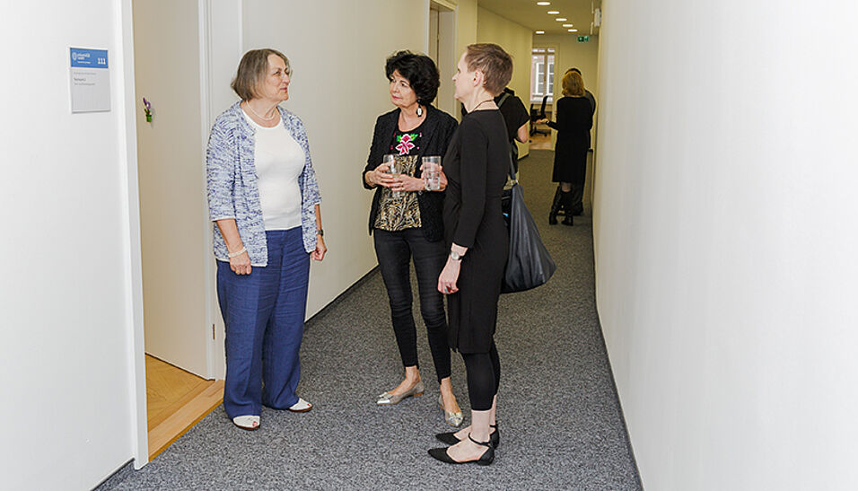 Dekanin Barbara Schober und Christiane Spiel im Gespräch mit der Vizerektorin Regina Hitzenberger bei der Eröffnung der Forschungs-, Lehr- und Praxisambulanz am 23. Mai 2018.