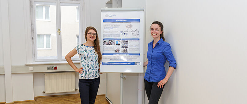 Mitarbeiterinnen der Klinischen Psychologie präsentieren ein Poster im Rahmen der Eröffnung der Forschungs-, Lehr- und Praxisambulanz der Fakultät für Psychologie am 23. Mai 2018.