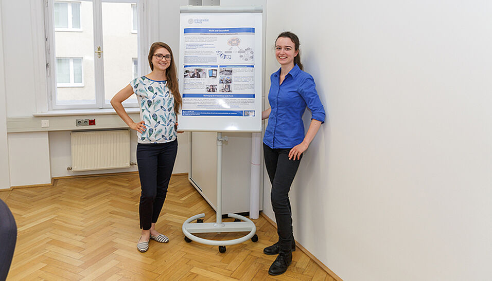 Zwei Mitarbeiterinnen der Klinischen Psychologie präsentieren ein Poster bei der Eröffnung der Forschungs-, Lehr- und Praxisambulanz am 23. Mai 2018.