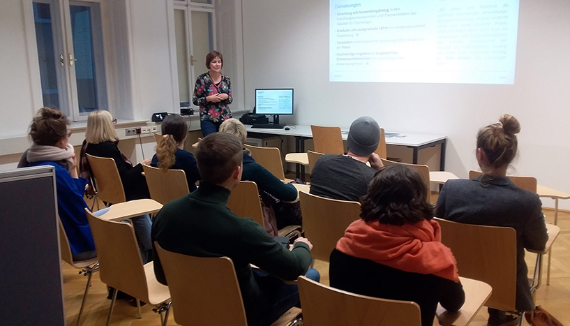Begrüßung der Alumni der Psychologie am Tag der offenen Türe durch Ass.-Prof. Dr. Ursula Kastner-Koller