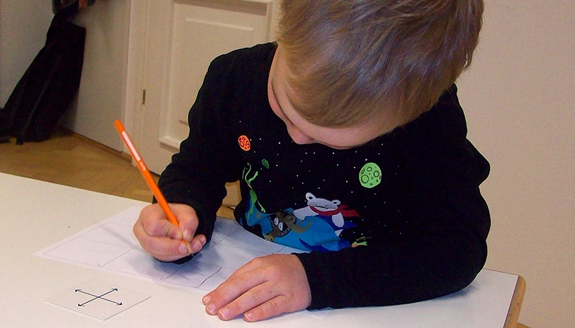 Kleinkind beim Schreiben